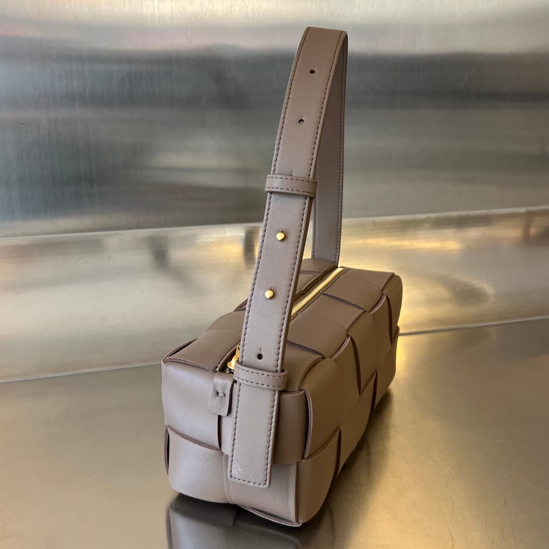 BOTTEGA VENETA BRICK CASSETTE 28 IN MEDIUM BROWN CALFSKIN