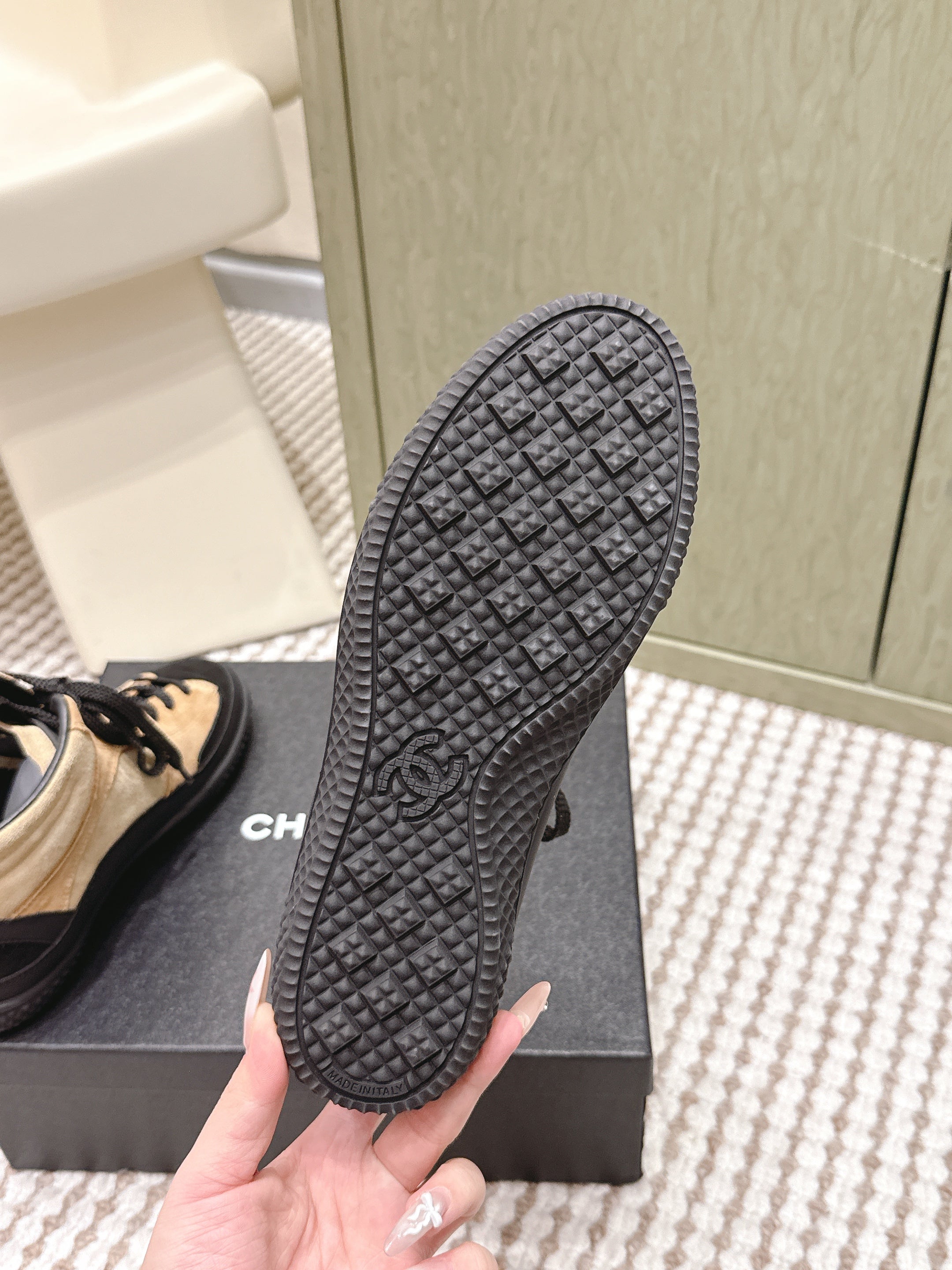 CHANEL 25S HIGH-TOP SNEAKERS IN BLACK AND BROWN CALFSKIN AND SUEDE