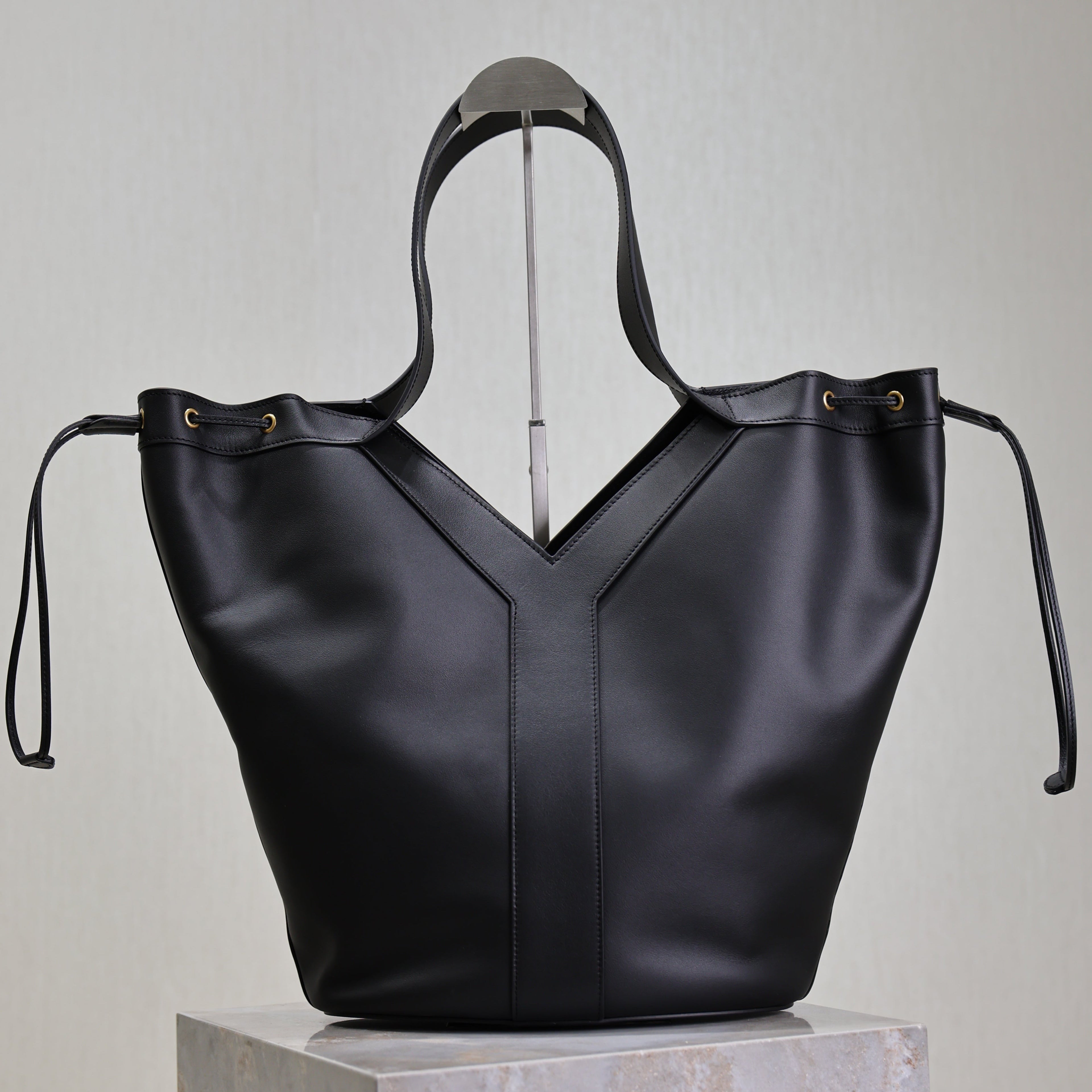 YSL 25S Y LARGE HOBO 50 IN BLACK CALFSKIN GOLD HARDWRE