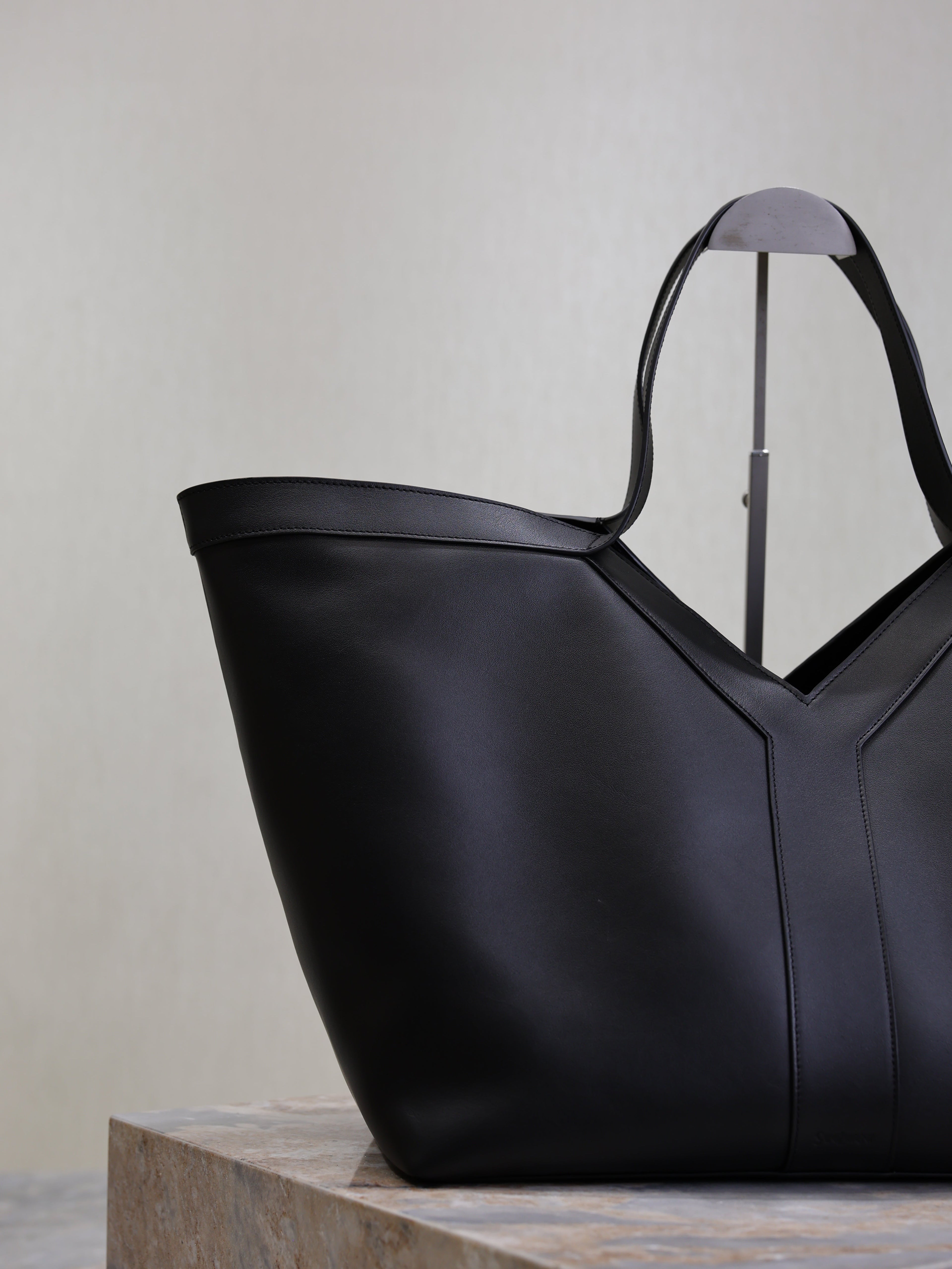YSL 25S Y TOTE 50 IN BLACK CALFSKIN GOLD HARDWRE