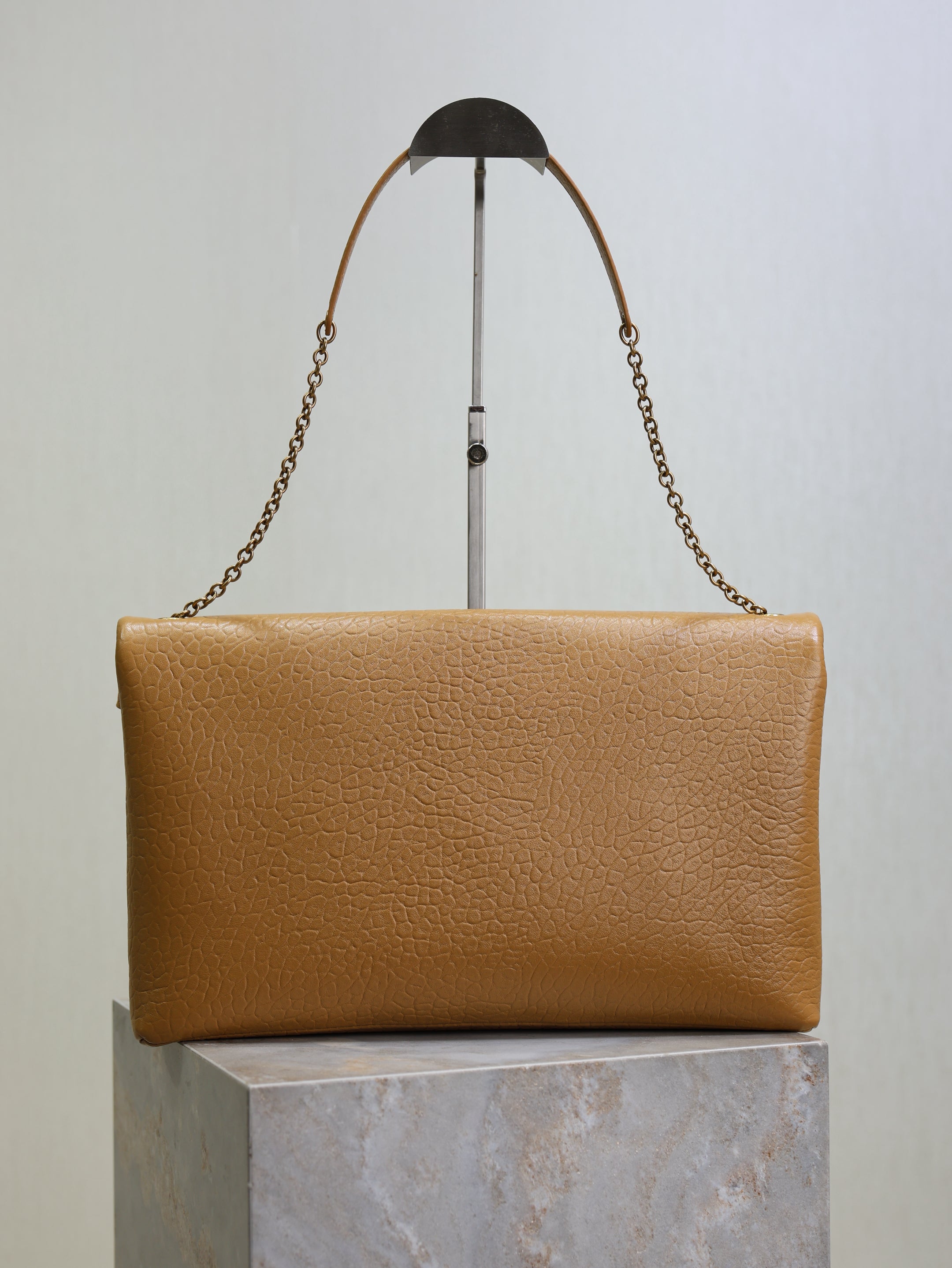 YSL 25S CASSANDRE ENVELOPE MESSENGER 35 IN GOLDEN BROWN LAMBSKIN GOLD HARDWARE