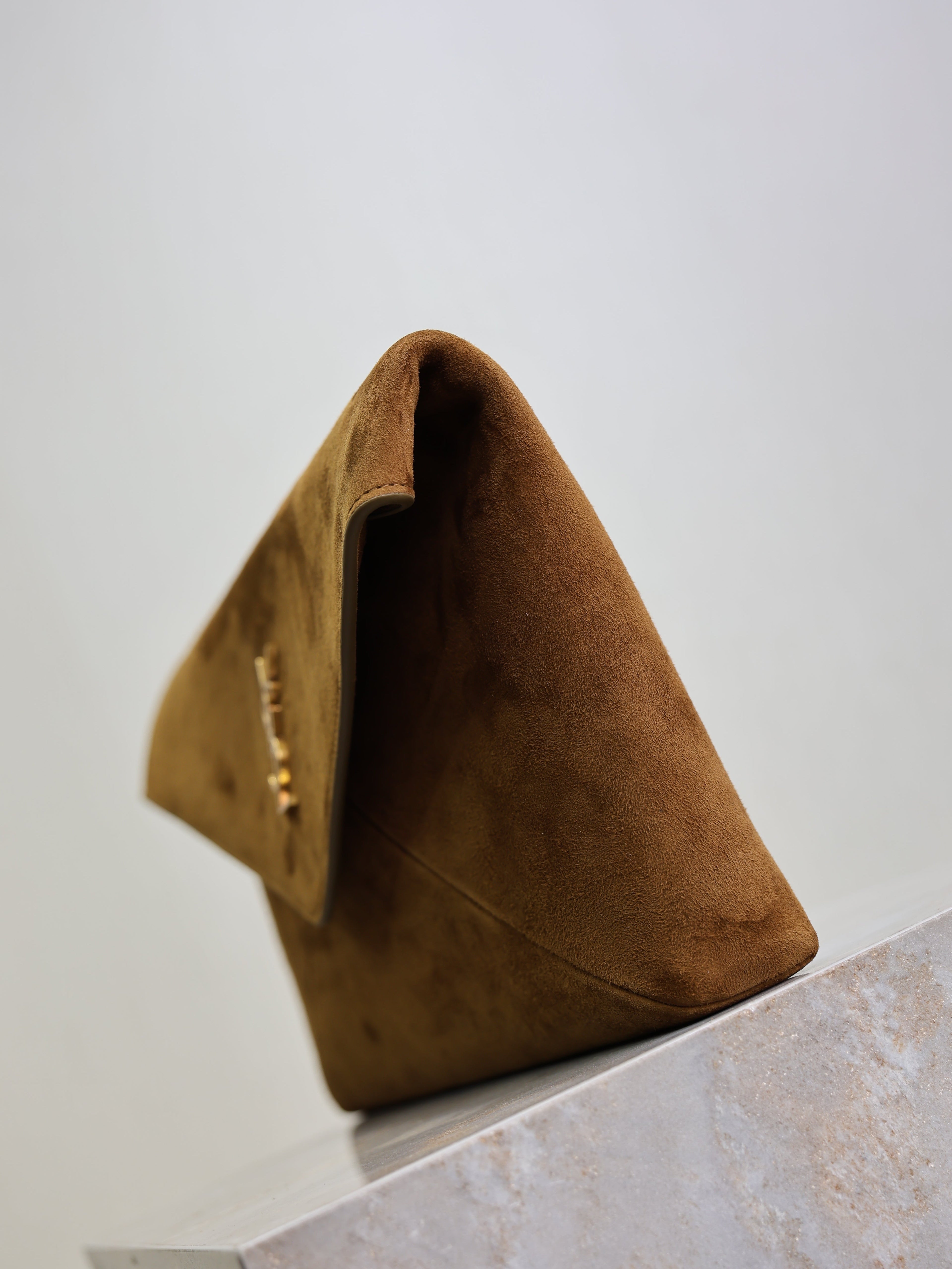 YSL 25S CASSANDRE LARGE ENVELOPE POUCH 29 IN BURNT UMBER SUEDE GOLD HARDWRE