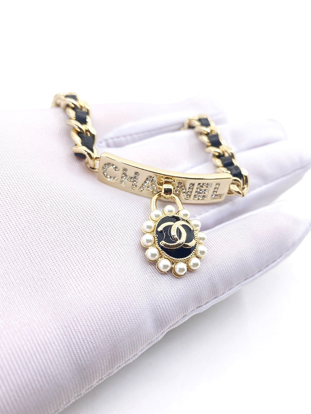 18K  Chanel Pearls Choker Necklace