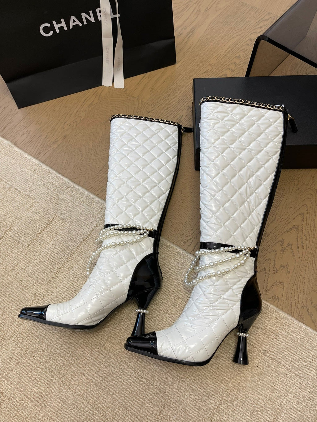 CHANEL KNEE HIGH BOOTS 8 CM IN WHITE MIX BLACK CALFSKIN WITH PEARL CHAIN