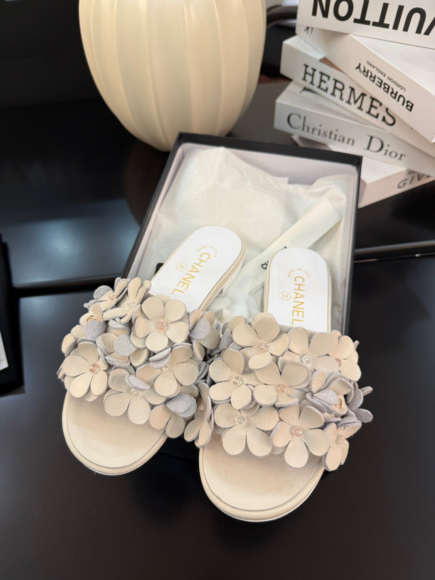 CHANEL FLAT MULE 15 MM IN PALE GRAY CALFSKIN