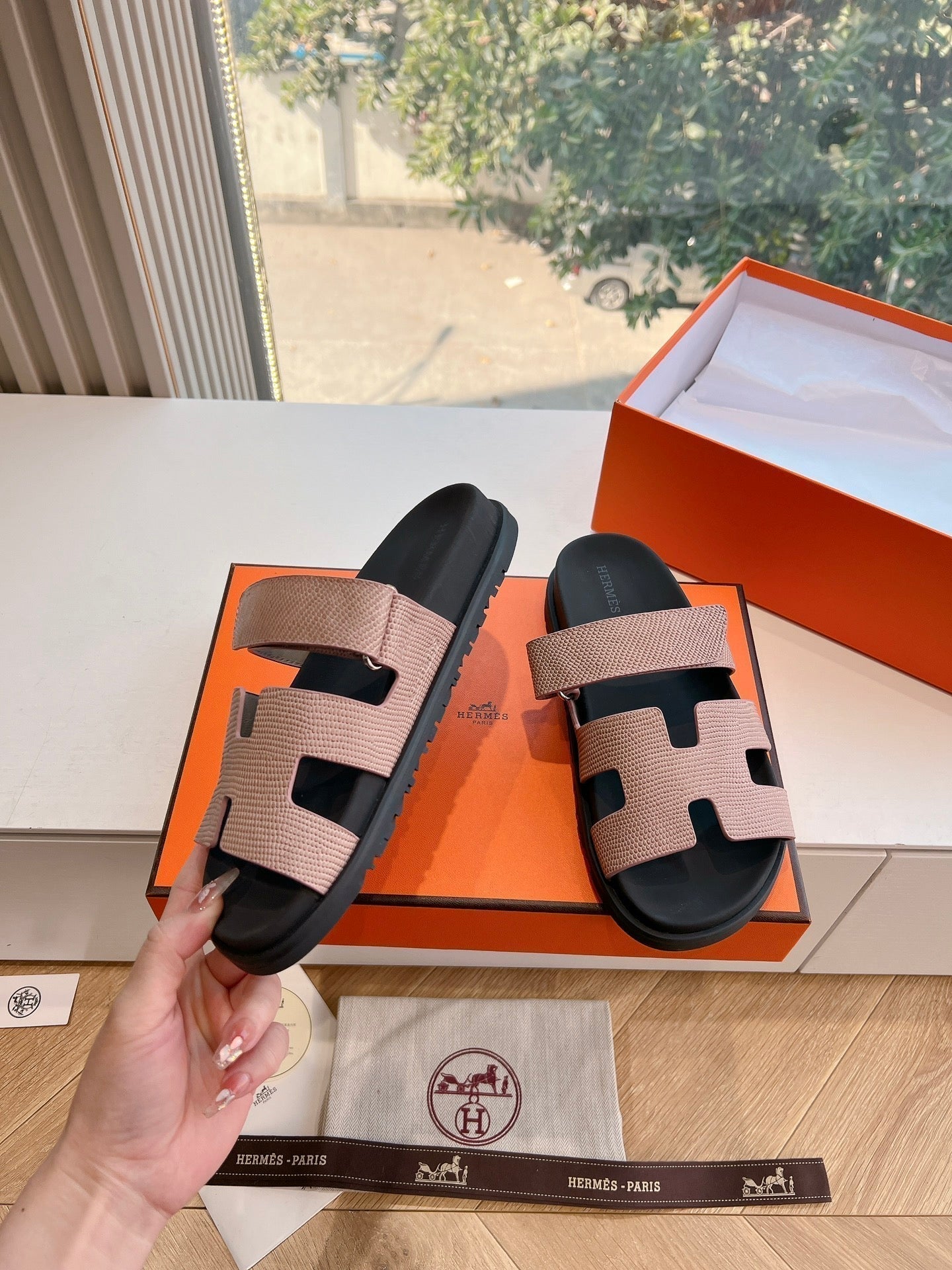 HERMES CHYPRE SANDAL IN PEACH PINK SHINY GRAINED CALFSKIN