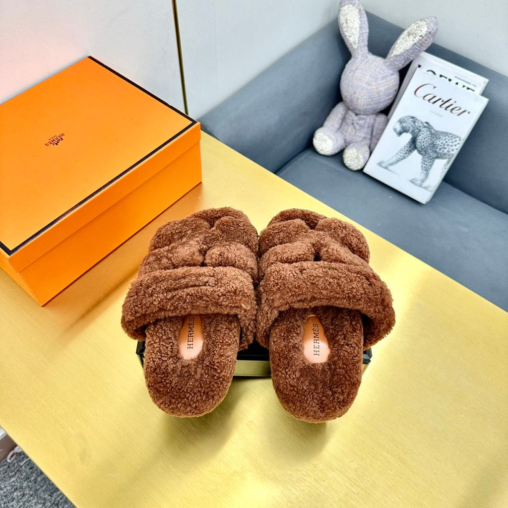 HERMES CHYPRE SANDAL IN UMBER BROWN SHEARLING
