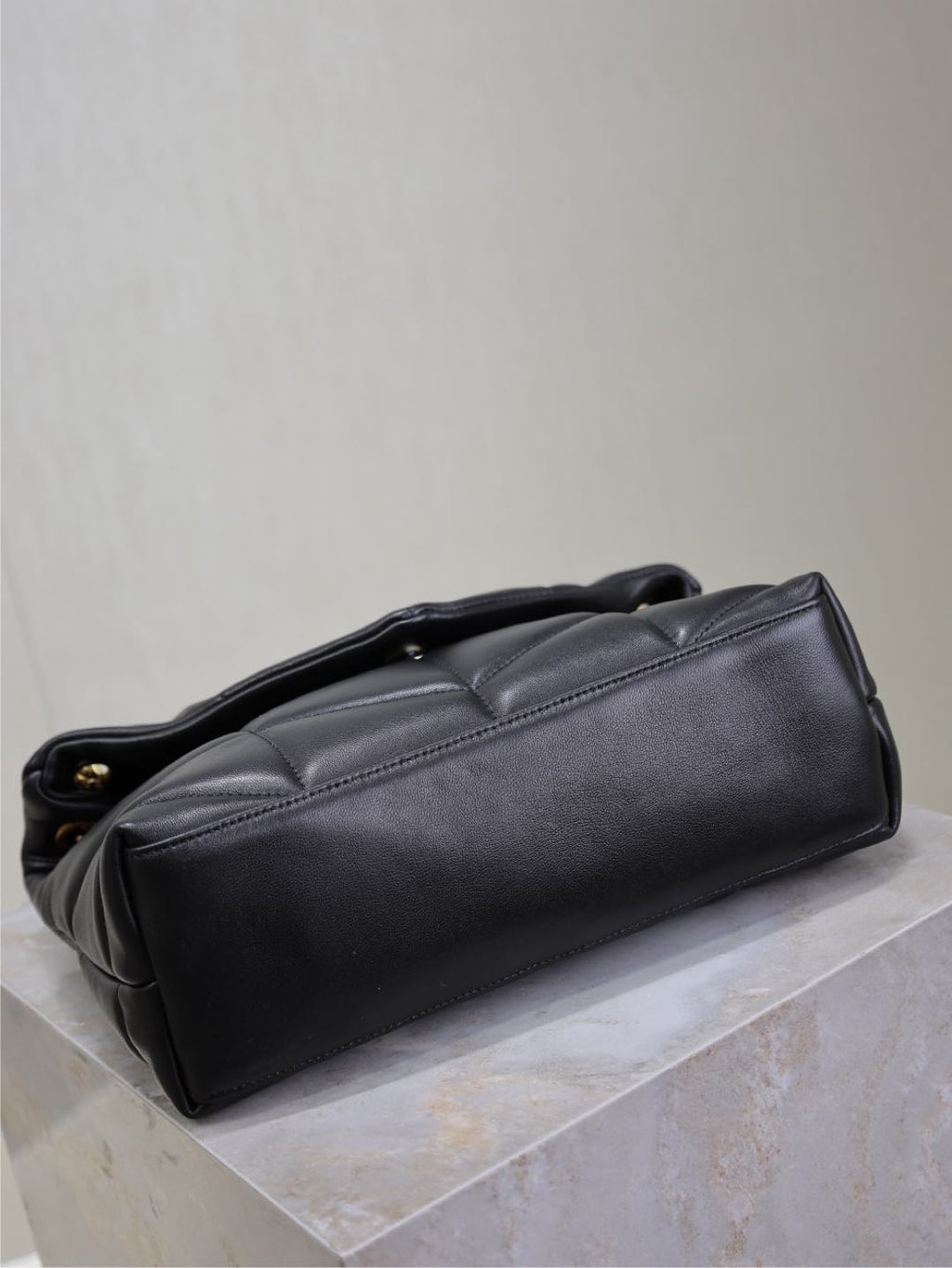 YSL 25S LOULOU PUFFER MM 29 IN BLACK CALFSKIN GOLD HARDWARE